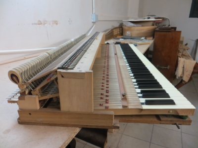 Clavier et mécanique piano à queue, côté grave.