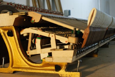 Mécanique de piano à queue.